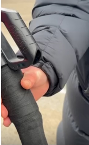 Nahaufnahme des textilummantelten Kabels neben dem Stecker.