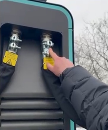 Nahaufnahme der oberen Metallbeschläge und gelben Markierungen an der Ladestation.