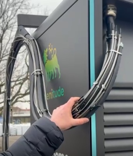 Originalaufnahme eines Farbstoffschlauchdetails neben der freigelegten Verstärkung; kein Auslösetest.