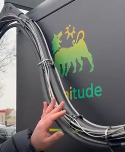 Freigelegte Verstärkungsstränge bei einer Produktdemonstration.